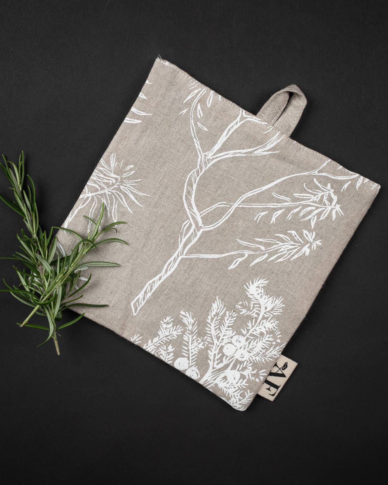 The pot holder is not just any cloth. The kitchen is the heart of the home – these textiles will add value to that. Arctic Flora kitchen textiles are made in Finland and are 100% European hemp.